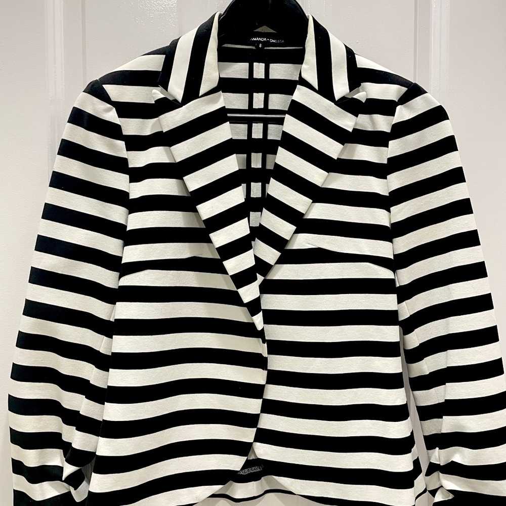 Casual fitted suit jacket. Light weight stretch fabric.